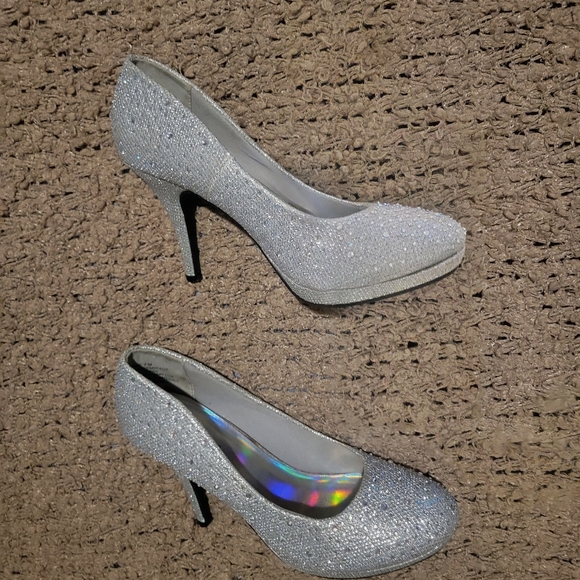 🔥🔥HP🔥🔥9-24-24🔥🔥WOMENS SILVER SLIPPERS GLITTER SPARKLE HEELS SILVER SIZE 7 - Picture 3 of 9